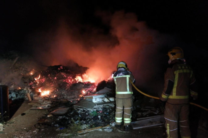 Imatge de la casa de la partida Grenyana en la qual es va produir en incendi (e). Els Bombers també van apagar ahir a la matinada un foc de runa a Albesa.