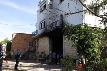Imagen de la casa de la partida Grenyana en la que se produjo en incendio (i). Los Bomberos también apagaron la madrugada de ayer un fuego de escombros en Albesa. 