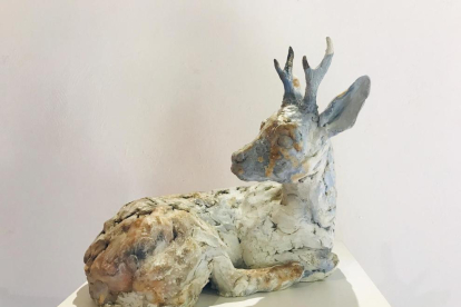 Animals de ceràmica i fusta en una exposició a Rialp