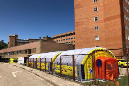 Munten un hospital de campanya a l'exterior de l'Arnau de Vilanova de Lleida.