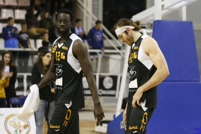 Eric Stutz i Ablaye Mbaye, durant el partit a Alacant.