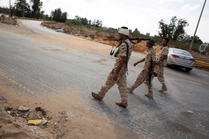 Fuerzas libias patrullan desde un puesto al sur de Trípoli.