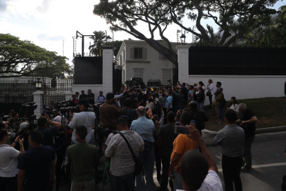 El líder opositor Leopoldo López habla ante los medios en la residencia del embajador español.