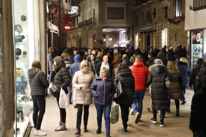 El Eix Comercial estaba ayer repleto y hoy domingo también abrirán las tiendas.