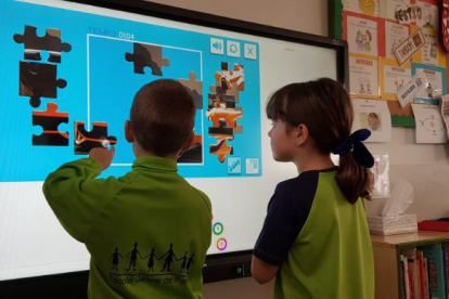 Dos alumnes del centre de Balaguer amb una nova pantalla.