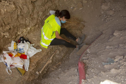 Hallan restos de un esqueleto humano en unas obras en Anglesola