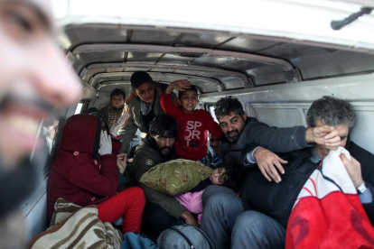 Refugiats sirians amuntegats en una furgoneta a la frontera entre Turquia i Grècia.