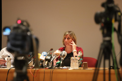 La consellera Alba Vergés, durante la rueda de prensa de ayer en la sala de actos del hospital Arnau.
