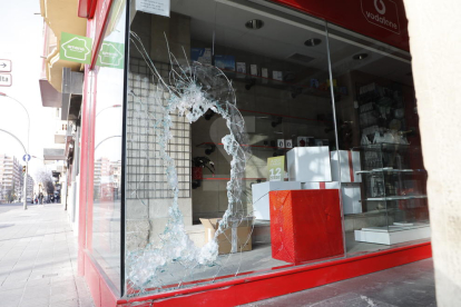Así quedó el escaparate de la tienda afectada en la calle Balmes de Lleida