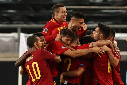 Jugadors de la selecció espanyola celebren el gol de Gayà al descompte, que els va salvar de la derrota.