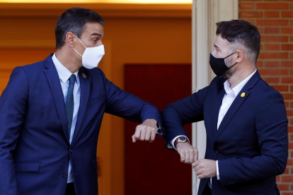Pedro Sánchez y Gabriel Rufián saludándose con un choque de codos antes de su reunión en Moncloa.
