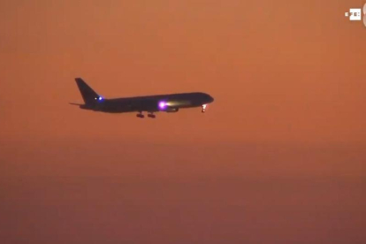L'avió d'Air Canadà, en el moment de l'aterratge a Barajas.
