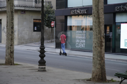 Imagen de archivo de un hombre con patinete eléctrico en Lleida.