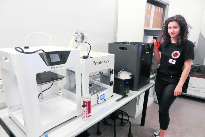 Elena Rubies, con el robot que ha diseñado y fabricado en la Escuela Politécnica Superior de la UdL.