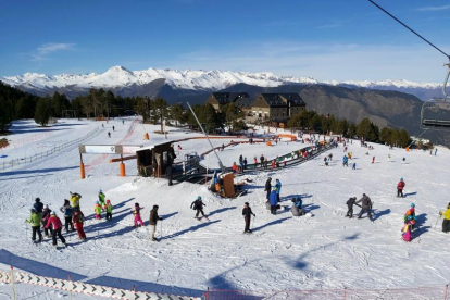 L’estació de Boí Taüll plena d’esquiadors durant la jornada d’ahir.