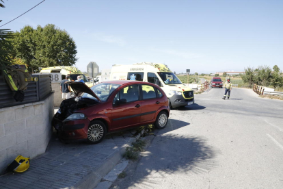 Un dels turismes implicats en l’accident, a l’avinguda del Canal d’Arbeca.