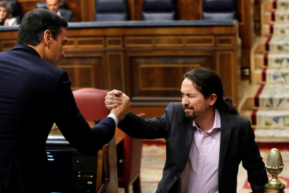 Pablo Iglesias saluda a Pedro Sánchez tras su intervención ante el pleno del Congreso.