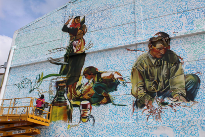 El grafiti gigante que Brik pinta  en La Granadella.