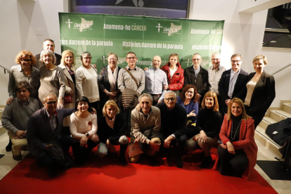 Fotografia de grup d’alguns dels participants en la pel·lícula de l’AECC Lleida que es va presentar ahir al CaixaForum.