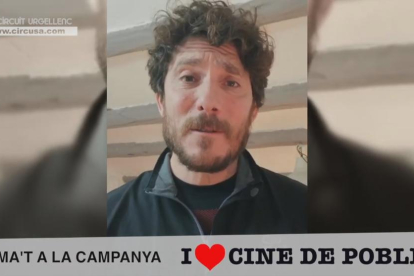 Un fotograma del vídeo en què l'actor Miquel Sitjar expressa el seu suport a la campanya 'I Love cine de poble' del Circuit Urgellenc.
