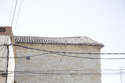 Vista del tejado de la parroquia de la Mare de Déu de la Mercè de Almacelles, ayer.