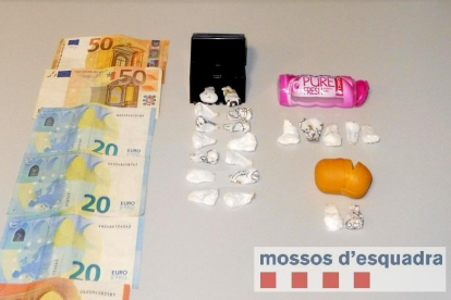 Los mossos decomisaron 11,9 gramos de cocaína, dos teléfonos móviles y 170 euros.