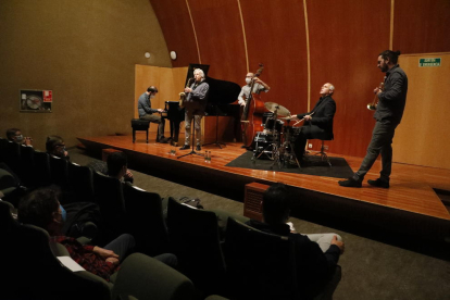El saxofonista Perico Sambeat al capdavant d’un quintet, ahir a la sala d’actes del Rectorat de la UdL.