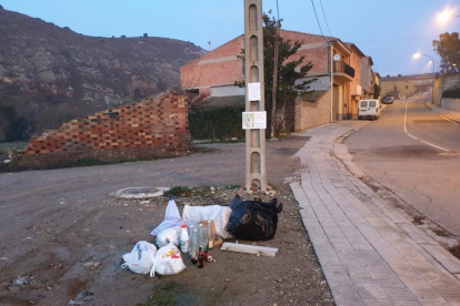 Vecinos de Gerb han dejado la basura en la calle como protesta por la retirada de los contenedores. 