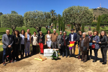 Ofrena floral de familiars de deportades al camp de Ravensbrück ahir a Barcelona.