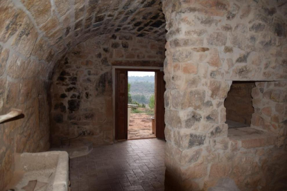 Interior de la cabana de volta de Torrebesses que s’ha reconvertit per al turisme.