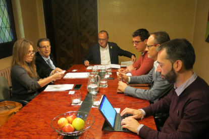 Un momento de la reunión entre responsables del ayuntamiento de Lleida y FERRMED.