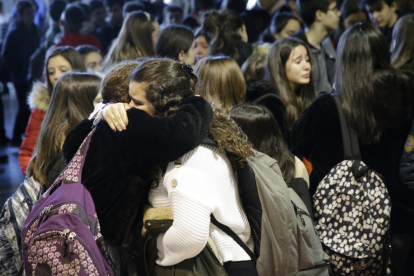 Desenes d’alumnes de l’institut Manuel de Montsuar van participar ahir en un emotiu homenatge a la professora morta.