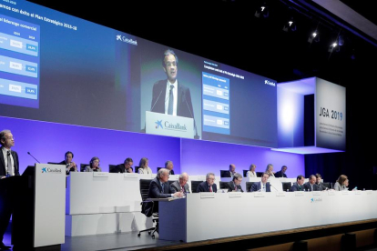 El president de CaixaBank, Jordi Gual, durant la intervenció a la junta general d’accionistes.
