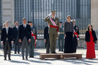 Felipe VI y la Reina Letizia, ayer en la Pascua Militar acompañados del presidente Pedro Sánchez. 