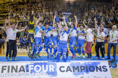 La plantilla del Lleida Llista celebra la consecució del seu segon títol europeu, el 2019.