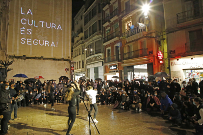 Música i ‘street dance’ van amenitzar la concentració a la plaça Paeria amb el lema ‘la cultura és segura’.