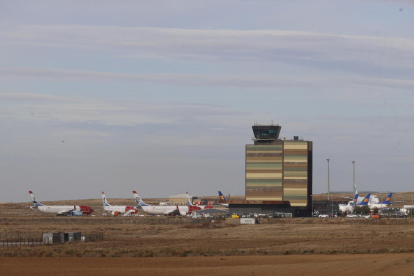 Forta demanda d’estacionament d’avions - Tant les obres de la Generalitat com les de l’empresa Aeronpark es plantegen en un moment en què els vols comercials s’han reduït a causa de la pandèmia i companyies aèries de tot el món busquen ...