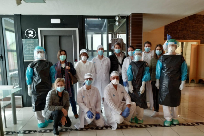 Foto de família de l’equip de professionals que treballen a l’hotel hospital Nastasi.