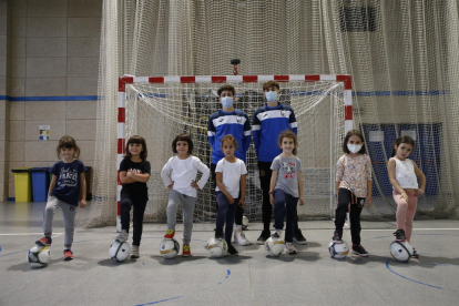 Las niñas del  Futbol Sala Alcoletge, con sus entrenadores, en una imagen del 20 de octubre antes de suspender las actividades deportivas.