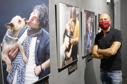 El fotógrafo Rafa Ariño, ayer junto a algunos de sus retratos en la galería Espai Cavallers de Lleida.