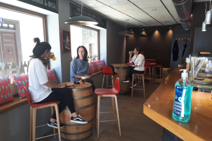 Imagen de un bar de la localidad de Vielha con clientes consumiendo unas bebidas guardando las distancias y medidas de seguridad.