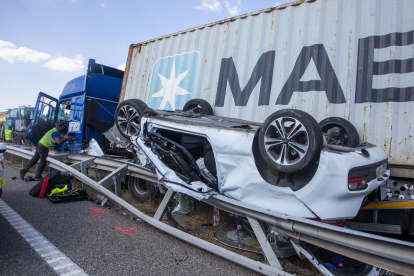 Estado en el que quedaron el camión y el turismo tras el accidente en Cervera. 