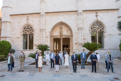 Els ministres i els agents socials posen davant la premsa abans d’iniciar la reunió ahir a Palma.