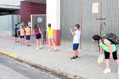 Alumnos en fila esperando entrar ayer en la escuela Sant Gil de Torà.