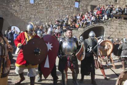 Guerreros equipados en el asedio al castillo, que tuvo lugar ayer por la tarde.  