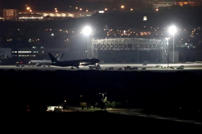 Moment de l’aterratge de l’avió d’Air Canada a l’aeroport de Madrid-Barajas.