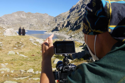 El cineasta Albert Naudín rueda estos días en los ‘estanys’ de La Vall Fosca imágenes para su nuevo film sobre Verdaguer en los Pirineos.