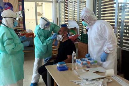 Sanitarios extraen muestras en una residencia de Canet de Mar para someterlas a la prueba PCR, ayer.
