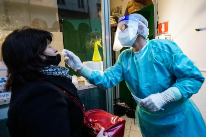 Una sanitario italiano realiza una muestra serológica a una mujer para detectar la enfermedad.