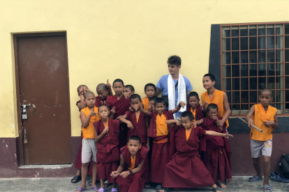 Aleix Porras, con niños monjes de un monasterio budista en Katmandú, donde estuvo en verano.